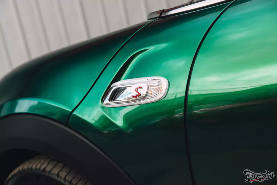 Оклеили Mini Cooper цветным полиуретаном, заменили хромированные детали, окрасили диски и суппорта, выполнили комплекс детейлинг-услуг и техническое обслуживание